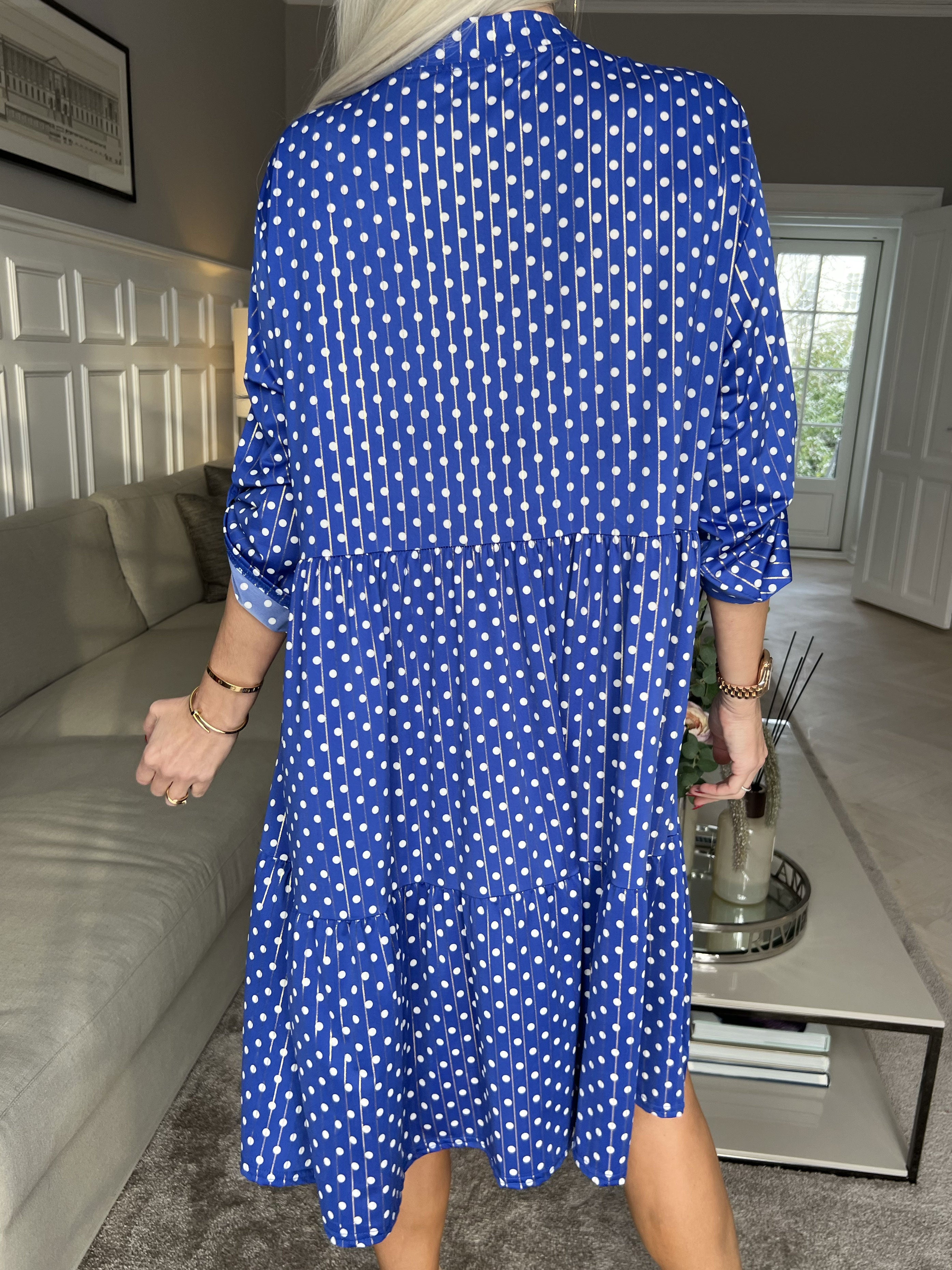 Milano Dot Midi - Kjole med prikker og lag på lag look